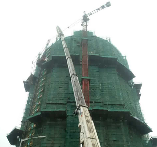 梅县吊车在工地上作业